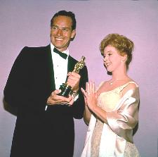 SUSAN HAYWARD PRESENTING CHUCK HIS 'OSCAR' FOR BEST ACTOR('59)